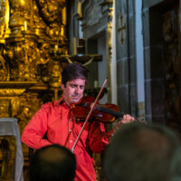 Violinist plays Bach in Igreja de São Nicolau