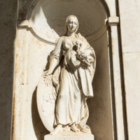 "Gratidao" (gratitude) - Allegorical figures fill niches in the entryway.